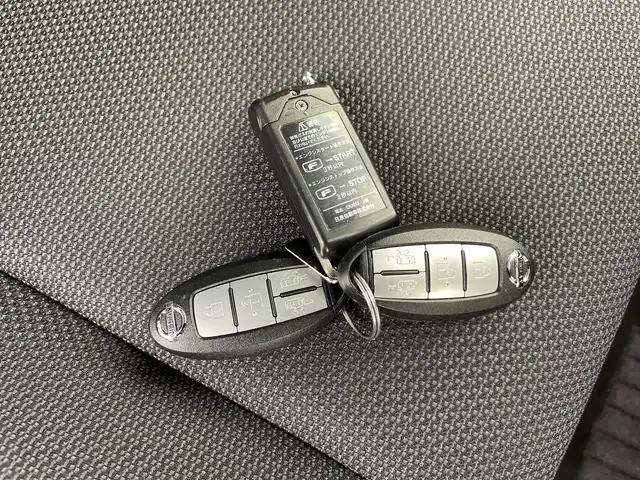 日産 セレナ X VセレクションⅡ 道央・札幌 2018(平30)年 3.1万km ブリリアントシルバー ・４WD/エマージェンシーブレーキ/・純正ディーラーOPナビ/・DVD.CD.SD.Bluetooth/・フルセグ/バックカメラ /・両側パワースライドドア /・純正エンジンスターター/・純正ドライブレコーダー/・クルーズコントロール/・オートライト/・スマートキー/プッシュスタート/・スタッドレスタイヤ積込