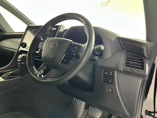 トヨタ アルファードハイブリット Z 佐賀県 2024(令6)年 0.7万km ブラック 純正14インチディスプレイオーディオ/フルセグTV/Bluetooth/Androidauto/Applecarplay/全方位カメラ/衝突被害軽減システム/デジタルインナールームミラー/ブラインドスポットモニター/レーダークルーズコントロール/レーンアシスト/ロードサインアシスト/パーキングサポートブレーキ/オートライト/オートマチックハイビーム/3眼LEDヘッドライト/LEDフォグライト/電動パーキング/ブレーキホールド/クリアランスソナー/置くだけ充電/ステアリングヒーター/後席サンシェード/100V電源/両側パワースライドドア/パワーバックドア/運転席・助手席パワーシート/運転席・助手席・2列目シートヒーター/運転席・助手席・2列目エアシート/メモリーシート/合皮シート/ISOFIX対応/オートワイパー/純正18インチアルミホイール/スマートキー/スペアキー×１