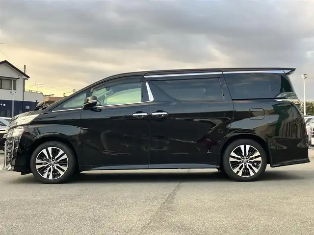 トヨタ ヴェルファイア Z Gエディション 静岡県 2021(令3)年 1.1万km ブラック 純正9インチナビ（CD/DVD/BT）/バックカメラ/エンジンスタートボタン/パワーステアリング/パワーウィンドウ/保証書/取扱説明書/スマートキー/Wオートエアコン/レーダークルーズコントロール/12.1インチ後席モニター/USB入力端子/ETC/三列シート/N席電動オットマン/電動リアゲート/ドライブレコーダー前後/フロアマット/D席N席パワーシート/合皮シート/D席N席シートヒーター/D席N席エアシート/両側パワースライドドア/純正アルミホイール/ABS/横滑り防止装置/コーナーセンサー前後/レーンキープアシスト/盗難防止装置/オートライト/オートマチックハイビーム/三眼LEDヘッドライト/W+サイドエアバッグ/カーテンエアバッグ/衝突軽減システム/ステアリングヒーター/二列目電動リクライニング/二列目電動オットマン/三列目ヘッドレスト１つ不足