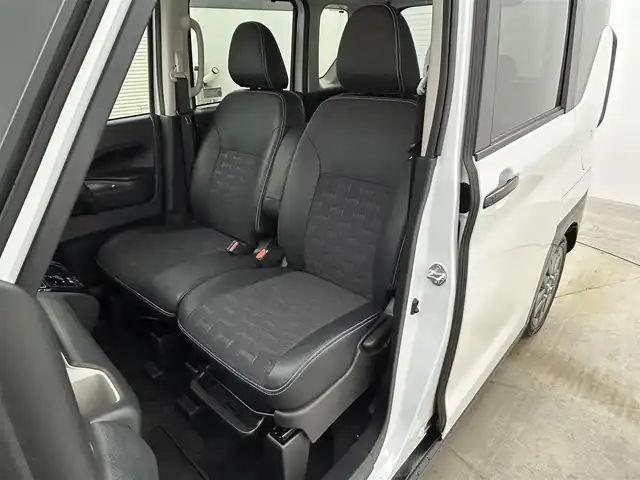 三菱 デリカミニ T プレミアム 岡山県 2024(令6)年 1万km アメジストブラック/シルキーホワイト 純正9インチディスプレイオーディオ/・FM/AM/Bluetooth/CarPlay/HDMI/アラウンドビューモニター/デジタルインナーミラー/ハーフレザーシート/・シートヒーター/ステアリングヒーター/マイパイロット/e-Assist/・衝突軽減ブレーキ/・車線逸脱警報/・オートマチックハイビーム/・踏み間違い防止アシスト/ビルトインETC/前後ドライブレコーダー/両側パワースライドドア/純正フロアマット/純正15インチアルミ/スマートキー2本/LEDヘッドライト/・フォグライト