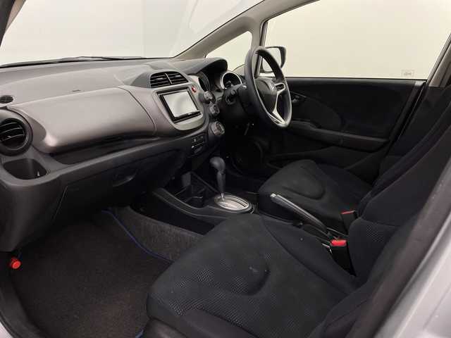 ホンダ フィット G 新潟県 2013(平25)年 5.6万km アラバスターシルバーメタリック メモリナビ　型式MDV-D402BT/CD/DVD/BT/ワンセグ/ETC/ハロゲン/社外AW冬タイヤセット積載済