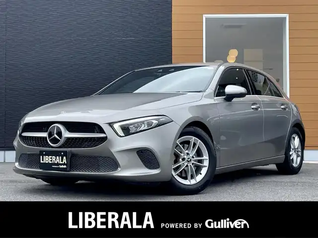メルセデス・ベンツ Ａ１８０ 栃木県 2020(令2)年 0.5万km モハーベシルバー R3.4.5.7年ヤナセ記録簿有/純正メモリナビ/(フルセグTV/Bluetooth/USB)/バックカメラ/ETC2.0/ハーフレザーシート/置くだけ充電/ブラインドスポットモニター/横滑り防止機能/レーンアシスト/衝突軽減ブレーキ/純正16インチアルミホイール/LEDヘッドライト/パドルシフト/カーテンエアバック/レーダークルーズコントロール/道路標識アシスト
