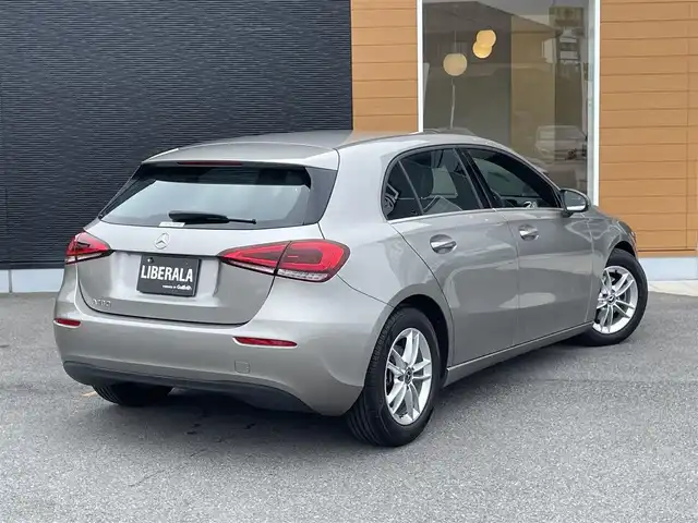 メルセデス・ベンツ Ａ１８０ 栃木県 2020(令2)年 0.5万km モハーベシルバー R3.4.5.7年ヤナセ記録簿有/純正メモリナビ/(フルセグTV/Bluetooth/USB)/バックカメラ/ETC2.0/ハーフレザーシート/置くだけ充電/ブラインドスポットモニター/横滑り防止機能/レーンアシスト/衝突軽減ブレーキ/純正16インチアルミホイール/LEDヘッドライト/パドルシフト/カーテンエアバック/レーダークルーズコントロール/道路標識アシスト