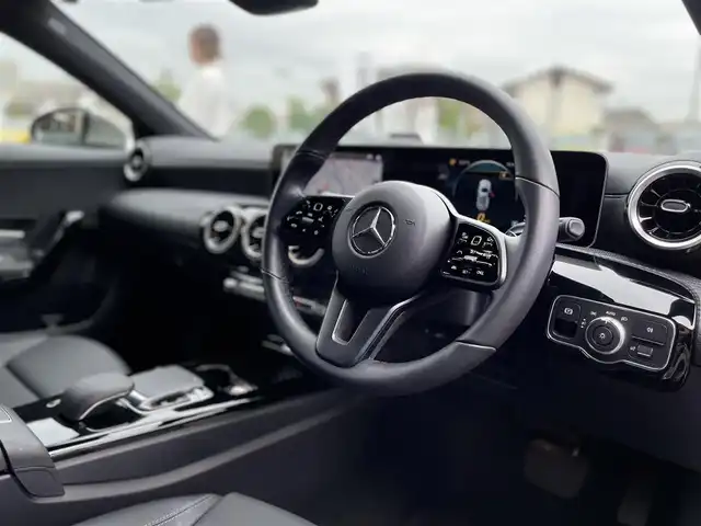メルセデス・ベンツ Ａ１８０ 栃木県 2020(令2)年 0.5万km モハーベシルバー R3.4.5.7年ヤナセ記録簿有/純正メモリナビ/(フルセグTV/Bluetooth/USB)/バックカメラ/ETC2.0/ハーフレザーシート/置くだけ充電/ブラインドスポットモニター/横滑り防止機能/レーンアシスト/衝突軽減ブレーキ/純正16インチアルミホイール/LEDヘッドライト/パドルシフト/カーテンエアバック/レーダークルーズコントロール/道路標識アシスト