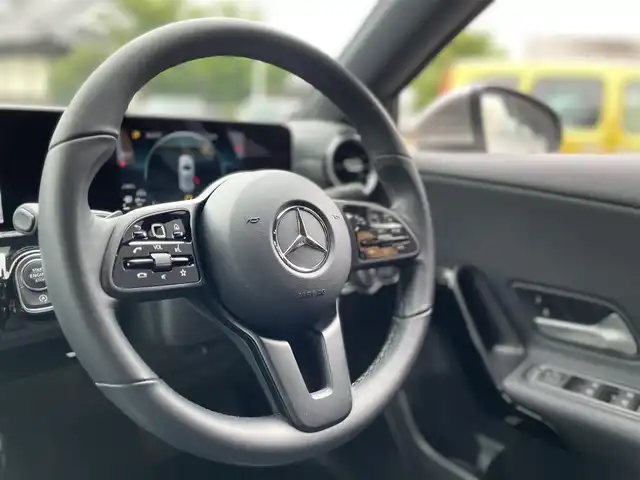 メルセデス・ベンツ Ａ１８０ 栃木県 2020(令2)年 0.5万km モハーベシルバー R3.4.5.7年ヤナセ記録簿有/純正メモリナビ/(フルセグTV/Bluetooth/USB)/バックカメラ/ETC2.0/ハーフレザーシート/置くだけ充電/ブラインドスポットモニター/横滑り防止機能/レーンアシスト/衝突軽減ブレーキ/純正16インチアルミホイール/LEDヘッドライト/パドルシフト/カーテンエアバック/レーダークルーズコントロール/道路標識アシスト