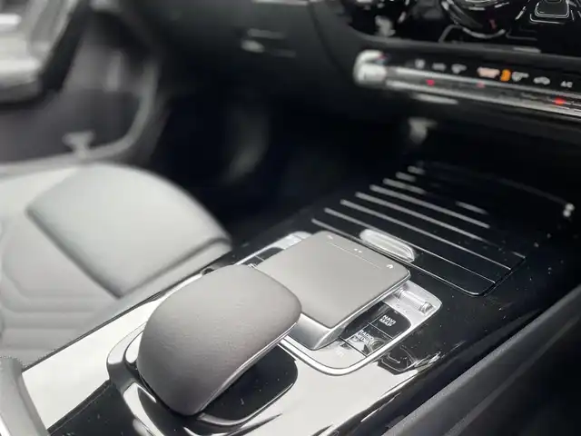 メルセデス・ベンツ Ａ１８０ 栃木県 2020(令2)年 0.5万km モハーベシルバー R3.4.5.7年ヤナセ記録簿有/純正メモリナビ/(フルセグTV/Bluetooth/USB)/バックカメラ/ETC2.0/ハーフレザーシート/置くだけ充電/ブラインドスポットモニター/横滑り防止機能/レーンアシスト/衝突軽減ブレーキ/純正16インチアルミホイール/LEDヘッドライト/パドルシフト/カーテンエアバック/レーダークルーズコントロール/道路標識アシスト