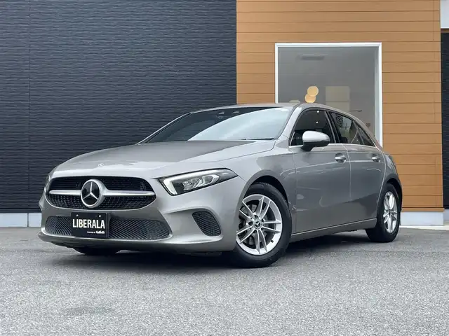 メルセデス・ベンツ Ａ１８０ 栃木県 2020(令2)年 0.5万km モハーベシルバー R3.4.5.7年ヤナセ記録簿有/純正メモリナビ/(フルセグTV/Bluetooth/USB)/バックカメラ/ETC2.0/ハーフレザーシート/置くだけ充電/ブラインドスポットモニター/横滑り防止機能/レーンアシスト/衝突軽減ブレーキ/純正16インチアルミホイール/LEDヘッドライト/パドルシフト/カーテンエアバック/レーダークルーズコントロール/道路標識アシスト