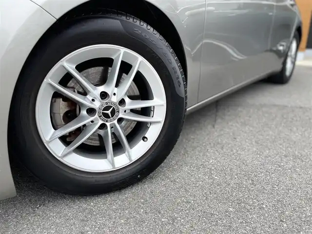 メルセデス・ベンツ Ａ１８０ 栃木県 2020(令2)年 0.5万km モハーベシルバー R3.4.5.7年ヤナセ記録簿有/純正メモリナビ/(フルセグTV/Bluetooth/USB)/バックカメラ/ETC2.0/ハーフレザーシート/置くだけ充電/ブラインドスポットモニター/横滑り防止機能/レーンアシスト/衝突軽減ブレーキ/純正16インチアルミホイール/LEDヘッドライト/パドルシフト/カーテンエアバック/レーダークルーズコントロール/道路標識アシスト