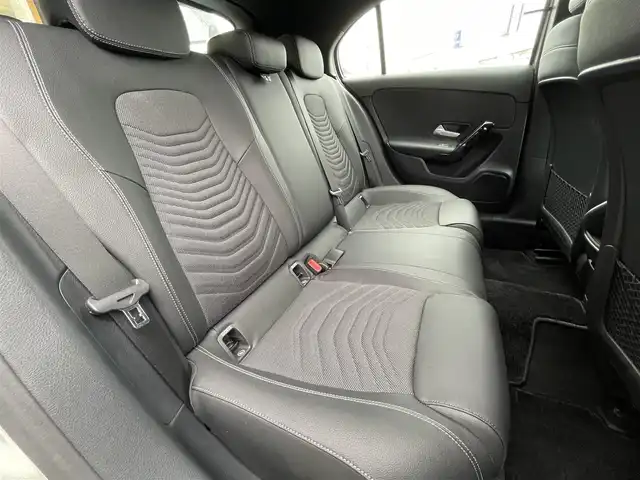 メルセデス・ベンツ Ａ１８０ 栃木県 2020(令2)年 0.5万km モハーベシルバー R3.4.5.7年ヤナセ記録簿有/純正メモリナビ/(フルセグTV/Bluetooth/USB)/バックカメラ/ETC2.0/ハーフレザーシート/置くだけ充電/ブラインドスポットモニター/横滑り防止機能/レーンアシスト/衝突軽減ブレーキ/純正16インチアルミホイール/LEDヘッドライト/パドルシフト/カーテンエアバック/レーダークルーズコントロール/道路標識アシスト