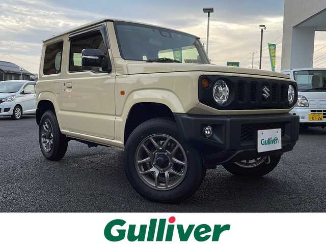 スズキ ジムニー XC 山形県 2023(令5)年 0.6万km シフォンアイボリーM ・ワンオーナー/・４WD/・社外オーディオ/CD/DVD/Bluetooth/・バックカメラ/・前後ドラレコ/・ビルトインETC/・クルーズコントロール/・衝突被害軽減システム/・レーンキープアシスト/・オートマチックハイビーム/・LEDヘッドランプ/・横滑り防止装置/・ダウンヒルアシスト/・前席シートヒーター/・純正AW/・スペアキー1本/・保証書/・取扱説明書