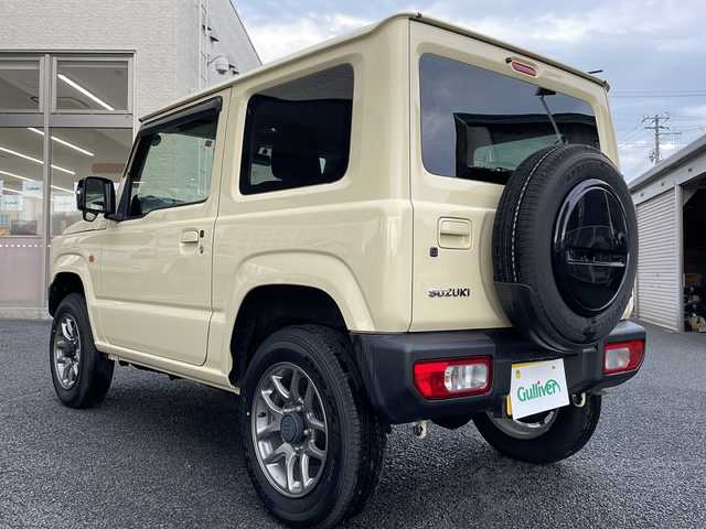 スズキ ジムニー XC 山形県 2023(令5)年 0.6万km シフォンアイボリーM ・ワンオーナー/・４WD/・社外オーディオ/CD/DVD/Bluetooth/・バックカメラ/・前後ドラレコ/・ビルトインETC/・クルーズコントロール/・衝突被害軽減システム/・レーンキープアシスト/・オートマチックハイビーム/・LEDヘッドランプ/・横滑り防止装置/・ダウンヒルアシスト/・前席シートヒーター/・純正AW/・スペアキー1本/・保証書/・取扱説明書