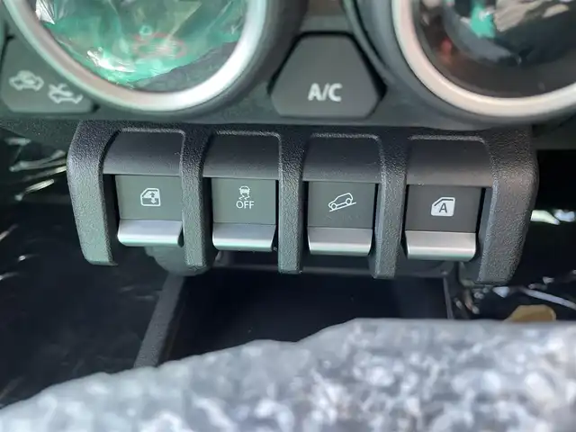 スズキ ジムニー ノマド FC 福岡県 2025(令7)年 0.1千km 緑 登録済未使用車/4WD/レーダークルーズコントロール/LEDヘッドライト/オートライト/DN席シートヒーター/純正15インチAW/アイドリングストップ/横滑り防止装置/コーナーセンサー/レーンキープアシスト/盗難防止装置/衝突被害軽減ブレーキ/スマートキー
