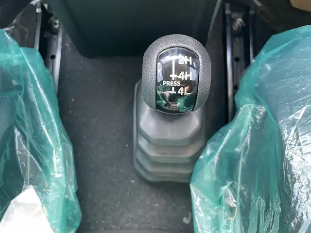 スズキ ジムニー ノマド FC 福岡県 2025(令7)年 0.1千km 緑 登録済未使用車/4WD/レーダークルーズコントロール/LEDヘッドライト/オートライト/DN席シートヒーター/純正15インチAW/アイドリングストップ/横滑り防止装置/コーナーセンサー/レーンキープアシスト/盗難防止装置/衝突被害軽減ブレーキ/スマートキー