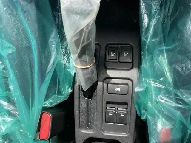 スズキ ジムニー ノマド FC 福岡県 2025(令7)年 0.1千km 緑 登録済未使用車/4WD/レーダークルーズコントロール/LEDヘッドライト/オートライト/DN席シートヒーター/純正15インチAW/アイドリングストップ/横滑り防止装置/コーナーセンサー/レーンキープアシスト/盗難防止装置/衝突被害軽減ブレーキ/スマートキー
