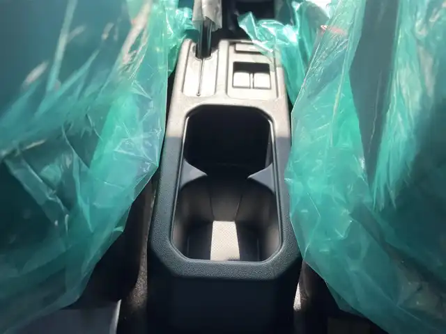スズキ ジムニー ノマド FC 福岡県 2025(令7)年 0.1千km 緑 登録済未使用車/4WD/レーダークルーズコントロール/LEDヘッドライト/オートライト/DN席シートヒーター/純正15インチAW/アイドリングストップ/横滑り防止装置/コーナーセンサー/レーンキープアシスト/盗難防止装置/衝突被害軽減ブレーキ/スマートキー
