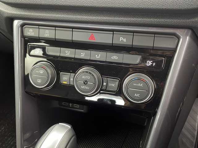 フォルクスワーゲン ＶＷ Ｔ－ロック TDI スポーツ 愛知県 2021(令3)年 0.8万km ディープブラックパールエフェクト ワンオーナー/純正ナビ/バックカメラ/フルセグTV・Bluetooth・USB・AppleCarPlay/ルーフレール/パワーテールゲート/純正18インチアルミホイール/ETC2.0/ドライブレコーダー/ファブリック+合皮シート/純正フロアマット/アダプティブクルーズコントロール/レーンキープアシスト/リヤトラフィックアラート/プリクラッシュブレーキ/ブラインドスポットディテクション(後方死角検知)/アイドリングストップ/横滑り防止/イモビライザー/走行モード(エコ・ノーマル・スポーツ・カスタム)/LEDヘッドライト/オートライト/フロント・リヤフォグランプ/電動格納ミラー/革巻きステアリング/パドルシフト/トノカバー/12V電源ソケット/充電用USB typeC/インテリアアンビエントライト(レッド)/スマートキー/スペアキー/新車保証書・取扱説明書