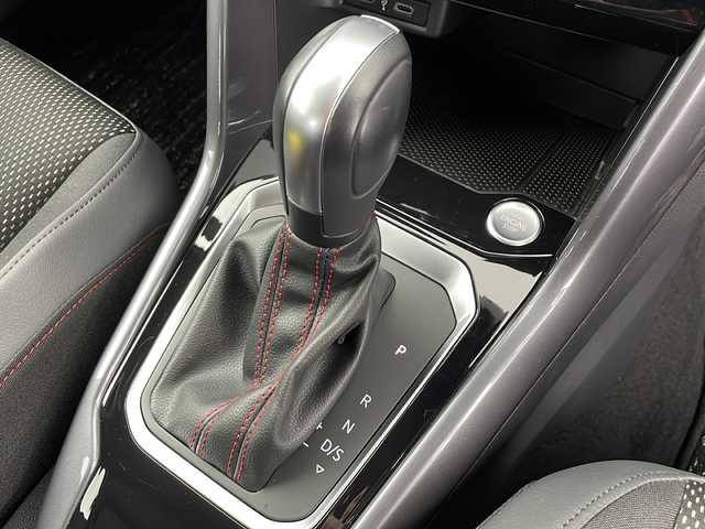 フォルクスワーゲン ＶＷ Ｔ－ロック TDI スポーツ 愛知県 2021(令3)年 0.8万km ディープブラックパールエフェクト ワンオーナー/純正ナビ/バックカメラ/フルセグTV・Bluetooth・USB・AppleCarPlay/ルーフレール/パワーテールゲート/純正18インチアルミホイール/ETC2.0/ドライブレコーダー/ファブリック+合皮シート/純正フロアマット/アダプティブクルーズコントロール/レーンキープアシスト/リヤトラフィックアラート/プリクラッシュブレーキ/ブラインドスポットディテクション(後方死角検知)/アイドリングストップ/横滑り防止/イモビライザー/走行モード(エコ・ノーマル・スポーツ・カスタム)/LEDヘッドライト/オートライト/フロント・リヤフォグランプ/電動格納ミラー/革巻きステアリング/パドルシフト/トノカバー/12V電源ソケット/充電用USB typeC/インテリアアンビエントライト(レッド)/スマートキー/スペアキー/新車保証書・取扱説明書