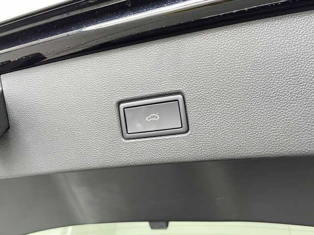 フォルクスワーゲン ＶＷ Ｔ－ロック TDI スポーツ 愛知県 2021(令3)年 0.8万km ディープブラックパールエフェクト ワンオーナー/純正ナビ/バックカメラ/フルセグTV・Bluetooth・USB・AppleCarPlay/ルーフレール/パワーテールゲート/純正18インチアルミホイール/ETC2.0/ドライブレコーダー/ファブリック+合皮シート/純正フロアマット/アダプティブクルーズコントロール/レーンキープアシスト/リヤトラフィックアラート/プリクラッシュブレーキ/ブラインドスポットディテクション(後方死角検知)/アイドリングストップ/横滑り防止/イモビライザー/走行モード(エコ・ノーマル・スポーツ・カスタム)/LEDヘッドライト/オートライト/フロント・リヤフォグランプ/電動格納ミラー/革巻きステアリング/パドルシフト/トノカバー/12V電源ソケット/充電用USB typeC/インテリアアンビエントライト(レッド)/スマートキー/スペアキー/新車保証書・取扱説明書