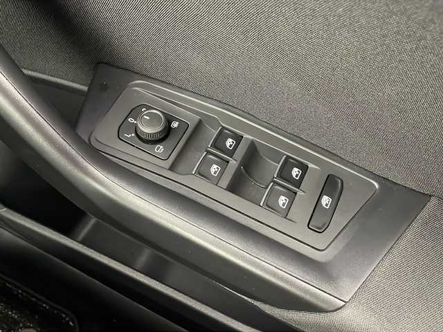 フォルクスワーゲン ＶＷ Ｔ－ロック TDI スポーツ 愛知県 2021(令3)年 0.8万km ディープブラックパールエフェクト ワンオーナー/純正ナビ/バックカメラ/フルセグTV・Bluetooth・USB・AppleCarPlay/ルーフレール/パワーテールゲート/純正18インチアルミホイール/ETC2.0/ドライブレコーダー/ファブリック+合皮シート/純正フロアマット/アダプティブクルーズコントロール/レーンキープアシスト/リヤトラフィックアラート/プリクラッシュブレーキ/ブラインドスポットディテクション(後方死角検知)/アイドリングストップ/横滑り防止/イモビライザー/走行モード(エコ・ノーマル・スポーツ・カスタム)/LEDヘッドライト/オートライト/フロント・リヤフォグランプ/電動格納ミラー/革巻きステアリング/パドルシフト/トノカバー/12V電源ソケット/充電用USB typeC/インテリアアンビエントライト(レッド)/スマートキー/スペアキー/新車保証書・取扱説明書