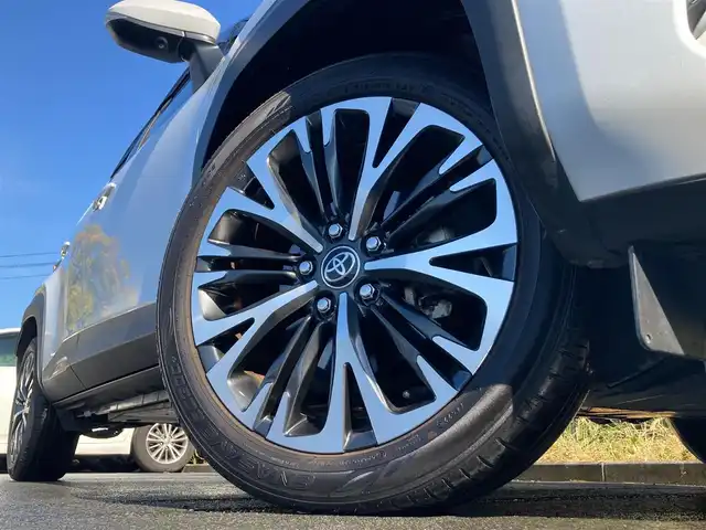 トヨタ ヤリスクロス ハイブリッド Z 静岡県 2022(令4)年 5.6万km プラチナホワイトパールマイカ ワンオーナー/純正ディズプレイオーディオ/Bluetooth　Apple CarPlay　AM FM/全方位カメラ/前後ドライブレコーダー/ビルトインETC2.0/レーダークルーズコントロール/D N席シートヒーター/ステアリングヒーター/オートハイビーム/LEDヘッドライト/ブラインドスポットモニター/純正18インチアルミホイール/スペアキーあり/プッシュスタート/純正フロアマット/取説保証書あり