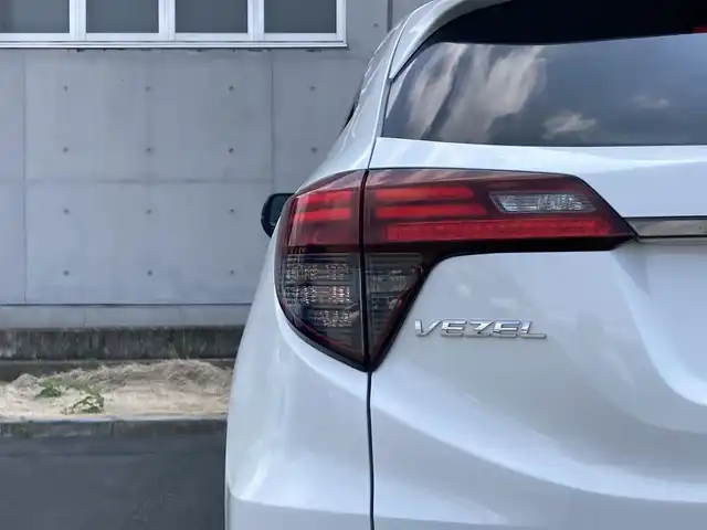 ホンダ ヴェゼル ハイブリッド RS ホンダセンシング 静岡県 2019(平31)年 3.5万km プラチナホワイトパール HondaSENSING/社外7インチナビ(MDV-M705)/　AM FM CD DVD Bluetooth USB SD/ビルトインETC/レーダークルーズコントロール/LEDオートヘッドランプ/ハーフレザーシート/シートヒーター/オートブレーキホールド/スマートキー2本/純正18インチアルミホイール/パドルシフト/フルセグTV/バックモニター/前後方ドライブレコーダー