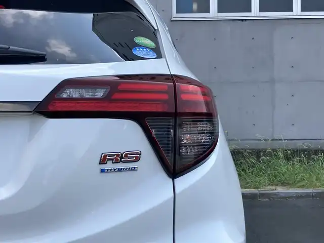 ホンダ ヴェゼル ハイブリッド RS ホンダセンシング 静岡県 2019(平31)年 3.5万km プラチナホワイトパール HondaSENSING/社外7インチナビ(MDV-M705)/　AM FM CD DVD Bluetooth USB SD/ビルトインETC/レーダークルーズコントロール/LEDオートヘッドランプ/ハーフレザーシート/シートヒーター/オートブレーキホールド/スマートキー2本/純正18インチアルミホイール/パドルシフト/フルセグTV/バックモニター/前後方ドライブレコーダー