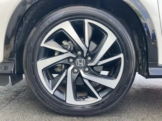 ホンダ ヴェゼル ハイブリッド RS ホンダセンシング 静岡県 2019(平31)年 3.5万km プラチナホワイトパール HondaSENSING/社外7インチナビ(MDV-M705)/　AM FM CD DVD Bluetooth USB SD/ビルトインETC/レーダークルーズコントロール/LEDオートヘッドランプ/ハーフレザーシート/シートヒーター/オートブレーキホールド/スマートキー2本/純正18インチアルミホイール/パドルシフト/フルセグTV/バックモニター/前後方ドライブレコーダー