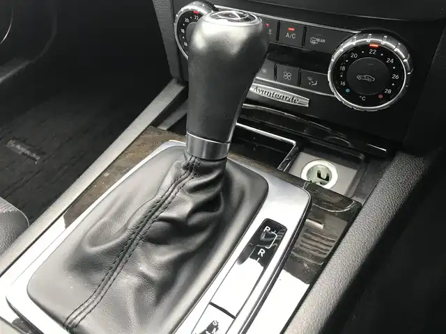 メルセデス・ベンツ Ｃ２００ ブルーエフィシェンシーW AVG 鳥取県 2011(平23)年 8.4万km カルサイトホワイト ターボ車/純正ナビ/フルセグ/DVD/CD/BT/バックカメラ・ETC/ハーフレザーシート/前席パワーシート/クルーズコントロール/キセノンヘットライト/オートライト/パドルシフト/純正エアロパーツ/純正18インチアルミホイール/ルーフレール/横滑り防止/純正フロアマット/スペアキー