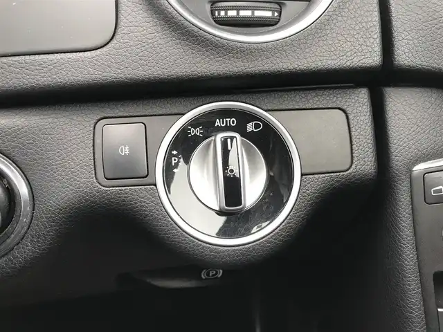メルセデス・ベンツ Ｃ２００ ブルーエフィシェンシーW AVG 鳥取県 2011(平23)年 8.4万km カルサイトホワイト ターボ車/純正ナビ/フルセグ/DVD/CD/BT/バックカメラ・ETC/ハーフレザーシート/前席パワーシート/クルーズコントロール/キセノンヘットライト/オートライト/パドルシフト/純正エアロパーツ/純正18インチアルミホイール/ルーフレール/横滑り防止/純正フロアマット/スペアキー