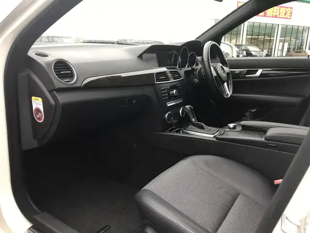 メルセデス・ベンツ Ｃ２００ ブルーエフィシェンシーW AVG 鳥取県 2011(平23)年 8.4万km カルサイトホワイト ターボ車/純正ナビ/フルセグ/DVD/CD/BT/バックカメラ・ETC/ハーフレザーシート/前席パワーシート/クルーズコントロール/キセノンヘットライト/オートライト/パドルシフト/純正エアロパーツ/純正18インチアルミホイール/ルーフレール/横滑り防止/純正フロアマット/スペアキー