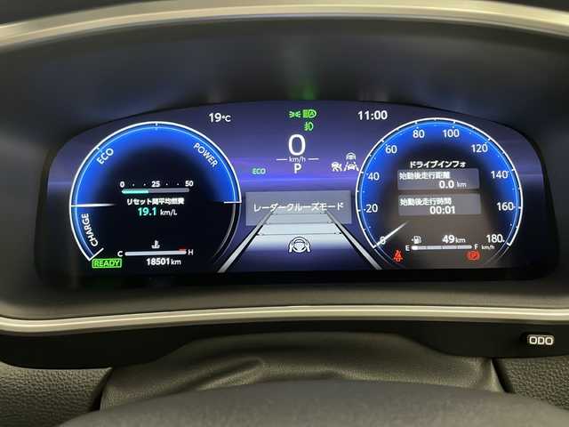 トヨタ カローラ クロス ハイブリッド Z 宮崎県 2024(令6)年 1.9万km アティチュードブラックマイカ/プラチナホワイトパールマイカ 禁煙車/トヨタセーフティセンス/純正10.5型ディスプレイオーディオナビTV/（T-connect/Bluetooth/FMAM/フルセグTV)/純正バックカメラ/純正モデリスタエアロ/純正ビルトイン2.0ETC/純正18インチアルミ/純正LEDオートライト/純正LEDフォグ/純正フロアマット/パノラマガラスルーフ/ハーフレザーシート/アダプティブクルーズコントロール/プリクラッシュセーフティ/レーンディパーチャーアラート/オートマチックハイビーム/ブラインドスポットモニター/クリアランスソナー/電子パーキング/オートホールド/パワーバックドア/前席シートヒーター/デュアルオートエアコン/スマートキー/プッシュエンジンスタート/新車時保証書/取扱い説明書