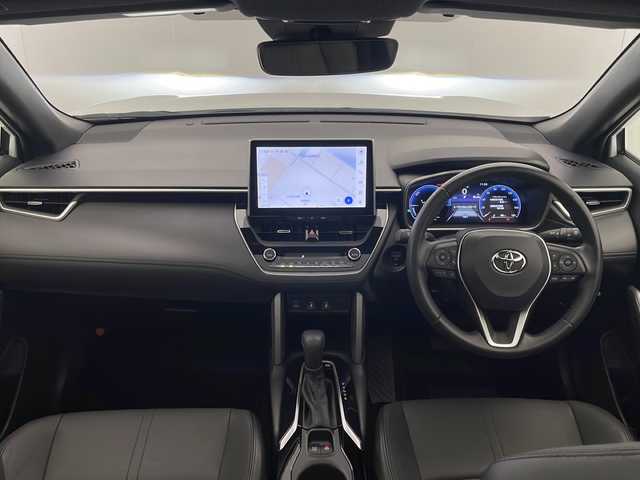 トヨタ カローラ クロス ハイブリッド Z 宮崎県 2024(令6)年 1.9万km アティチュードブラックマイカ/プラチナホワイトパールマイカ 禁煙車/トヨタセーフティセンス/純正10.5型ディスプレイオーディオナビTV/（T-connect/Bluetooth/FMAM/フルセグTV)/純正バックカメラ/純正モデリスタエアロ/純正ビルトイン2.0ETC/純正18インチアルミ/純正LEDオートライト/純正LEDフォグ/純正フロアマット/パノラマガラスルーフ/ハーフレザーシート/アダプティブクルーズコントロール/プリクラッシュセーフティ/レーンディパーチャーアラート/オートマチックハイビーム/ブラインドスポットモニター/クリアランスソナー/電子パーキング/オートホールド/パワーバックドア/前席シートヒーター/デュアルオートエアコン/スマートキー/プッシュエンジンスタート/新車時保証書/取扱い説明書