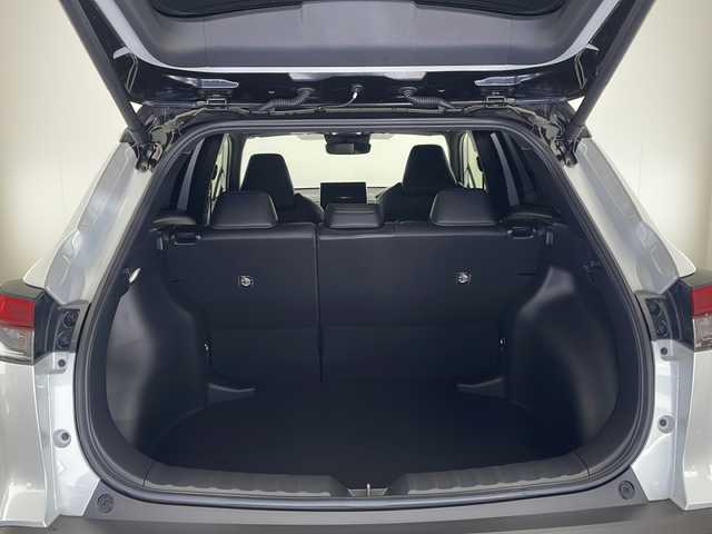 トヨタ カローラ クロス ハイブリッド Z 宮崎県 2024(令6)年 1.9万km アティチュードブラックマイカ/プラチナホワイトパールマイカ 禁煙車/トヨタセーフティセンス/純正10.5型ディスプレイオーディオナビTV/（T-connect/Bluetooth/FMAM/フルセグTV)/純正バックカメラ/純正モデリスタエアロ/純正ビルトイン2.0ETC/純正18インチアルミ/純正LEDオートライト/純正LEDフォグ/純正フロアマット/パノラマガラスルーフ/ハーフレザーシート/アダプティブクルーズコントロール/プリクラッシュセーフティ/レーンディパーチャーアラート/オートマチックハイビーム/ブラインドスポットモニター/クリアランスソナー/電子パーキング/オートホールド/パワーバックドア/前席シートヒーター/デュアルオートエアコン/スマートキー/プッシュエンジンスタート/新車時保証書/取扱い説明書