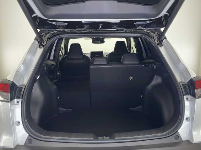 トヨタ カローラ クロス ハイブリッド Z 宮崎県 2024(令6)年 1.9万km アティチュードブラックマイカ/プラチナホワイトパールマイカ 禁煙車/トヨタセーフティセンス/純正10.5型ディスプレイオーディオナビTV/（T-connect/Bluetooth/FMAM/フルセグTV)/純正バックカメラ/純正モデリスタエアロ/純正ビルトイン2.0ETC/純正18インチアルミ/純正LEDオートライト/純正LEDフォグ/純正フロアマット/パノラマガラスルーフ/ハーフレザーシート/アダプティブクルーズコントロール/プリクラッシュセーフティ/レーンディパーチャーアラート/オートマチックハイビーム/ブラインドスポットモニター/クリアランスソナー/電子パーキング/オートホールド/パワーバックドア/前席シートヒーター/デュアルオートエアコン/スマートキー/プッシュエンジンスタート/新車時保証書/取扱い説明書