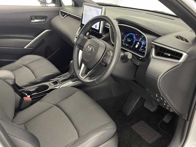 トヨタ カローラ クロス ハイブリッド Z 宮崎県 2024(令6)年 1.9万km アティチュードブラックマイカ/プラチナホワイトパールマイカ 禁煙車/トヨタセーフティセンス/純正10.5型ディスプレイオーディオナビTV/（T-connect/Bluetooth/FMAM/フルセグTV)/純正バックカメラ/純正モデリスタエアロ/純正ビルトイン2.0ETC/純正18インチアルミ/純正LEDオートライト/純正LEDフォグ/純正フロアマット/パノラマガラスルーフ/ハーフレザーシート/アダプティブクルーズコントロール/プリクラッシュセーフティ/レーンディパーチャーアラート/オートマチックハイビーム/ブラインドスポットモニター/クリアランスソナー/電子パーキング/オートホールド/パワーバックドア/前席シートヒーター/デュアルオートエアコン/スマートキー/プッシュエンジンスタート/新車時保証書/取扱い説明書