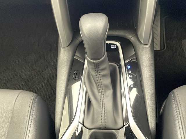 トヨタ カローラ クロス ハイブリッド Z 宮崎県 2024(令6)年 1.9万km アティチュードブラックマイカ/プラチナホワイトパールマイカ 禁煙車/トヨタセーフティセンス/純正10.5型ディスプレイオーディオナビTV/（T-connect/Bluetooth/FMAM/フルセグTV)/純正バックカメラ/純正モデリスタエアロ/純正ビルトイン2.0ETC/純正18インチアルミ/純正LEDオートライト/純正LEDフォグ/純正フロアマット/パノラマガラスルーフ/ハーフレザーシート/アダプティブクルーズコントロール/プリクラッシュセーフティ/レーンディパーチャーアラート/オートマチックハイビーム/ブラインドスポットモニター/クリアランスソナー/電子パーキング/オートホールド/パワーバックドア/前席シートヒーター/デュアルオートエアコン/スマートキー/プッシュエンジンスタート/新車時保証書/取扱い説明書