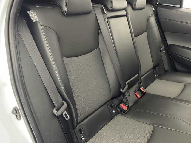 トヨタ カローラ クロス ハイブリッド Z 宮崎県 2024(令6)年 1.9万km アティチュードブラックマイカ/プラチナホワイトパールマイカ 禁煙車/トヨタセーフティセンス/純正10.5型ディスプレイオーディオナビTV/（T-connect/Bluetooth/FMAM/フルセグTV)/純正バックカメラ/純正モデリスタエアロ/純正ビルトイン2.0ETC/純正18インチアルミ/純正LEDオートライト/純正LEDフォグ/純正フロアマット/パノラマガラスルーフ/ハーフレザーシート/アダプティブクルーズコントロール/プリクラッシュセーフティ/レーンディパーチャーアラート/オートマチックハイビーム/ブラインドスポットモニター/クリアランスソナー/電子パーキング/オートホールド/パワーバックドア/前席シートヒーター/デュアルオートエアコン/スマートキー/プッシュエンジンスタート/新車時保証書/取扱い説明書