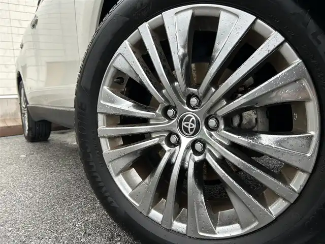 トヨタ ハリアー ハイブリッド Z レザーパッケージ 滋賀県 2021(令3)年 6.4万km ホワイトパールクリスタルシャイン JBLプレミアムサウンド/純正１２．３インチナビ/（AM/FM/TVフルセグ/Bluetooth/USB/Miracasyt）/デジタルインナーミラー/ドライブレコーダー前後/Toyota Safety Sense/・プリクラッシュセーフティ/・レーントレーシングアシスト/・ロードサインアシスト/パノラミックビューモニター/ブラインドスポットモニター/ETC2.0/シートヒーターD/N/シートベンチレーションD/N/電動リアゲート/横滑り防止装置/パワーシートD/N/シートメモリー/ヘッドアップディスプレイ/レザーシート/電子パーキング/ブレーキホールド/EV MODE/ステアリングヒーター/ステアリングスイッチ/オートライト/LEDヘッドライト/フロントフォグ/純正ドアバイザー/電動格納ミラー/オートエアコン/スマートキー/プッシュスタート/スペアキー