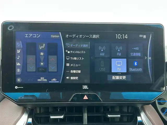 トヨタ ハリアー ハイブリッド Z レザーパッケージ 滋賀県 2021(令3)年 6.4万km ホワイトパールクリスタルシャイン JBLプレミアムサウンド/純正１２．３インチナビ/（AM/FM/TVフルセグ/Bluetooth/USB/Miracasyt）/デジタルインナーミラー/ドライブレコーダー前後/Toyota Safety Sense/・プリクラッシュセーフティ/・レーントレーシングアシスト/・ロードサインアシスト/パノラミックビューモニター/ブラインドスポットモニター/ETC2.0/シートヒーターD/N/シートベンチレーションD/N/電動リアゲート/横滑り防止装置/パワーシートD/N/シートメモリー/ヘッドアップディスプレイ/レザーシート/電子パーキング/ブレーキホールド/EV MODE/ステアリングヒーター/ステアリングスイッチ/オートライト/LEDヘッドライト/フロントフォグ/純正ドアバイザー/電動格納ミラー/オートエアコン/スマートキー/プッシュスタート/スペアキー