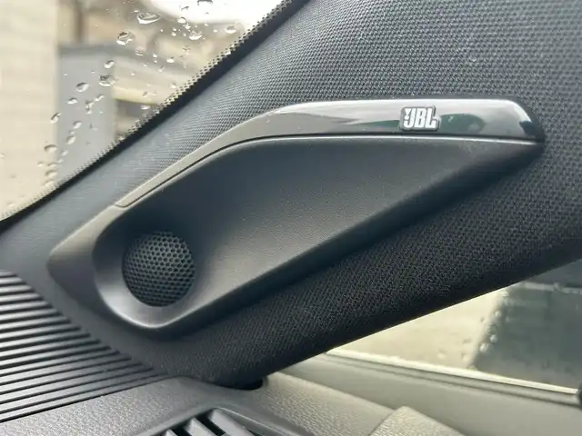 トヨタ ハリアー ハイブリッド Z レザーパッケージ 滋賀県 2021(令3)年 6.4万km ホワイトパールクリスタルシャイン JBLプレミアムサウンド/純正１２．３インチナビ/（AM/FM/TVフルセグ/Bluetooth/USB/Miracasyt）/デジタルインナーミラー/ドライブレコーダー前後/Toyota Safety Sense/・プリクラッシュセーフティ/・レーントレーシングアシスト/・ロードサインアシスト/パノラミックビューモニター/ブラインドスポットモニター/ETC2.0/シートヒーターD/N/シートベンチレーションD/N/電動リアゲート/横滑り防止装置/パワーシートD/N/シートメモリー/ヘッドアップディスプレイ/レザーシート/電子パーキング/ブレーキホールド/EV MODE/ステアリングヒーター/ステアリングスイッチ/オートライト/LEDヘッドライト/フロントフォグ/純正ドアバイザー/電動格納ミラー/オートエアコン/スマートキー/プッシュスタート/スペアキー