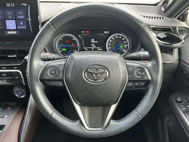 トヨタ ハリアー ハイブリッド Z レザーパッケージ 滋賀県 2021(令3)年 6.4万km ホワイトパールクリスタルシャイン JBLプレミアムサウンド/純正１２．３インチナビ/（AM/FM/TVフルセグ/Bluetooth/USB/Miracasyt）/デジタルインナーミラー/ドライブレコーダー前後/Toyota Safety Sense/・プリクラッシュセーフティ/・レーントレーシングアシスト/・ロードサインアシスト/パノラミックビューモニター/ブラインドスポットモニター/ETC2.0/シートヒーターD/N/シートベンチレーションD/N/電動リアゲート/横滑り防止装置/パワーシートD/N/シートメモリー/ヘッドアップディスプレイ/レザーシート/電子パーキング/ブレーキホールド/EV MODE/ステアリングヒーター/ステアリングスイッチ/オートライト/LEDヘッドライト/フロントフォグ/純正ドアバイザー/電動格納ミラー/オートエアコン/スマートキー/プッシュスタート/スペアキー