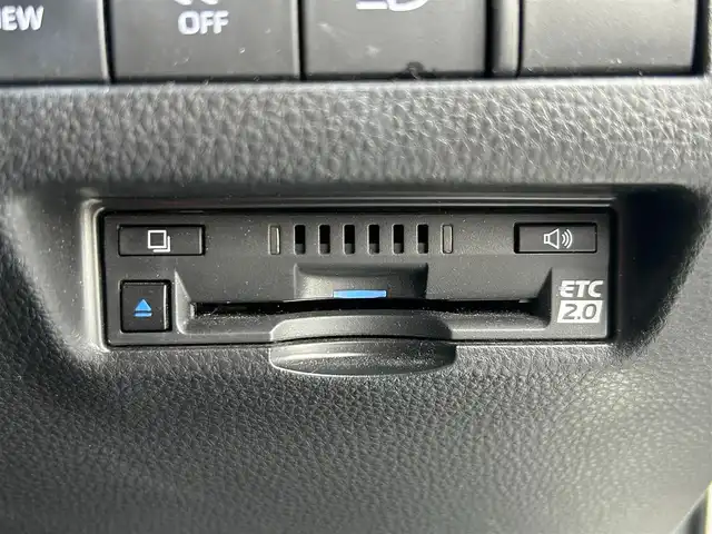 トヨタ ハリアー ハイブリッド Z レザーパッケージ 滋賀県 2021(令3)年 6.4万km ホワイトパールクリスタルシャイン JBLプレミアムサウンド/純正１２．３インチナビ/（AM/FM/TVフルセグ/Bluetooth/USB/Miracasyt）/デジタルインナーミラー/ドライブレコーダー前後/Toyota Safety Sense/・プリクラッシュセーフティ/・レーントレーシングアシスト/・ロードサインアシスト/パノラミックビューモニター/ブラインドスポットモニター/ETC2.0/シートヒーターD/N/シートベンチレーションD/N/電動リアゲート/横滑り防止装置/パワーシートD/N/シートメモリー/ヘッドアップディスプレイ/レザーシート/電子パーキング/ブレーキホールド/EV MODE/ステアリングヒーター/ステアリングスイッチ/オートライト/LEDヘッドライト/フロントフォグ/純正ドアバイザー/電動格納ミラー/オートエアコン/スマートキー/プッシュスタート/スペアキー