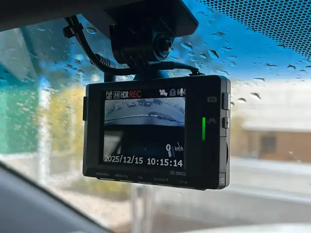 トヨタ ハリアー ハイブリッド Z レザーパッケージ 滋賀県 2021(令3)年 6.4万km ホワイトパールクリスタルシャイン JBLプレミアムサウンド/純正１２．３インチナビ/（AM/FM/TVフルセグ/Bluetooth/USB/Miracasyt）/デジタルインナーミラー/ドライブレコーダー前後/Toyota Safety Sense/・プリクラッシュセーフティ/・レーントレーシングアシスト/・ロードサインアシスト/パノラミックビューモニター/ブラインドスポットモニター/ETC2.0/シートヒーターD/N/シートベンチレーションD/N/電動リアゲート/横滑り防止装置/パワーシートD/N/シートメモリー/ヘッドアップディスプレイ/レザーシート/電子パーキング/ブレーキホールド/EV MODE/ステアリングヒーター/ステアリングスイッチ/オートライト/LEDヘッドライト/フロントフォグ/純正ドアバイザー/電動格納ミラー/オートエアコン/スマートキー/プッシュスタート/スペアキー