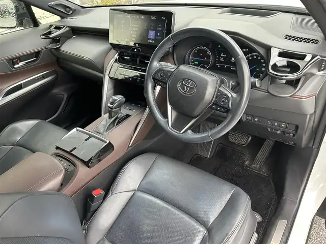 トヨタ ハリアー ハイブリッド Z レザーパッケージ 滋賀県 2021(令3)年 6.4万km ホワイトパールクリスタルシャイン JBLプレミアムサウンド/純正１２．３インチナビ/（AM/FM/TVフルセグ/Bluetooth/USB/Miracasyt）/デジタルインナーミラー/ドライブレコーダー前後/Toyota Safety Sense/・プリクラッシュセーフティ/・レーントレーシングアシスト/・ロードサインアシスト/パノラミックビューモニター/ブラインドスポットモニター/ETC2.0/シートヒーターD/N/シートベンチレーションD/N/電動リアゲート/横滑り防止装置/パワーシートD/N/シートメモリー/ヘッドアップディスプレイ/レザーシート/電子パーキング/ブレーキホールド/EV MODE/ステアリングヒーター/ステアリングスイッチ/オートライト/LEDヘッドライト/フロントフォグ/純正ドアバイザー/電動格納ミラー/オートエアコン/スマートキー/プッシュスタート/スペアキー