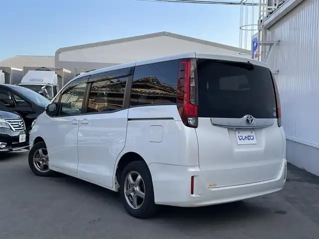 トヨタ ノア X ディライトプラス 大阪府 2016(平28)年 11万km ホワイトパールクリスタルシャイン (株)IDOMが運営する【じしゃロン東大阪店】の自社ローン対象車両になります。こちらは現金ご利用時の価格です。自社ローンご希望の方は別途その旨お申付け下さい。/ 社外メモリナビ/　◯ CD再生機能/　◯ DVD再生機能/　◯ フルセグ対応TV/　◯ BT対応/ フリップダウンモニター/ 両側パワースライドドア/ ステアリングスイッチ/ プッシュスタート/ ETC/ バックカメラ/ ウインカーミラー/ ドアバイザー/ 純正フロアマット