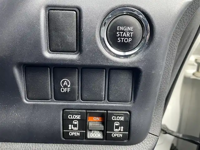 トヨタ ノア X ディライトプラス 大阪府 2016(平28)年 11万km ホワイトパールクリスタルシャイン (株)IDOMが運営する【じしゃロン東大阪店】の自社ローン対象車両になります。こちらは現金ご利用時の価格です。自社ローンご希望の方は別途その旨お申付け下さい。/ 社外メモリナビ/　◯ CD再生機能/　◯ DVD再生機能/　◯ フルセグ対応TV/　◯ BT対応/ フリップダウンモニター/ 両側パワースライドドア/ ステアリングスイッチ/ プッシュスタート/ ETC/ バックカメラ/ ウインカーミラー/ ドアバイザー/ 純正フロアマット