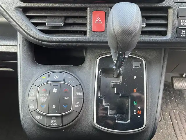 トヨタ ノア X ディライトプラス 大阪府 2016(平28)年 11万km ホワイトパールクリスタルシャイン (株)IDOMが運営する【じしゃロン東大阪店】の自社ローン対象車両になります。こちらは現金ご利用時の価格です。自社ローンご希望の方は別途その旨お申付け下さい。/ 社外メモリナビ/　◯ CD再生機能/　◯ DVD再生機能/　◯ フルセグ対応TV/　◯ BT対応/ フリップダウンモニター/ 両側パワースライドドア/ ステアリングスイッチ/ プッシュスタート/ ETC/ バックカメラ/ ウインカーミラー/ ドアバイザー/ 純正フロアマット