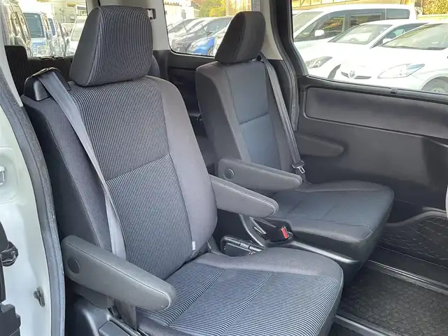 トヨタ ノア X ディライトプラス 大阪府 2016(平28)年 11万km ホワイトパールクリスタルシャイン (株)IDOMが運営する【じしゃロン東大阪店】の自社ローン対象車両になります。こちらは現金ご利用時の価格です。自社ローンご希望の方は別途その旨お申付け下さい。/ 社外メモリナビ/　◯ CD再生機能/　◯ DVD再生機能/　◯ フルセグ対応TV/　◯ BT対応/ フリップダウンモニター/ 両側パワースライドドア/ ステアリングスイッチ/ プッシュスタート/ ETC/ バックカメラ/ ウインカーミラー/ ドアバイザー/ 純正フロアマット