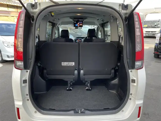 トヨタ ノア X ディライトプラス 大阪府 2016(平28)年 11万km ホワイトパールクリスタルシャイン (株)IDOMが運営する【じしゃロン東大阪店】の自社ローン対象車両になります。こちらは現金ご利用時の価格です。自社ローンご希望の方は別途その旨お申付け下さい。/ 社外メモリナビ/　◯ CD再生機能/　◯ DVD再生機能/　◯ フルセグ対応TV/　◯ BT対応/ フリップダウンモニター/ 両側パワースライドドア/ ステアリングスイッチ/ プッシュスタート/ ETC/ バックカメラ/ ウインカーミラー/ ドアバイザー/ 純正フロアマット