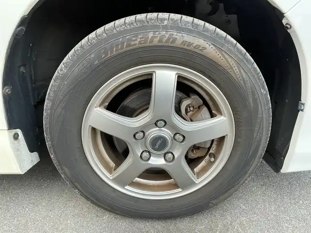 トヨタ ノア X ディライトプラス 大阪府 2016(平28)年 11万km ホワイトパールクリスタルシャイン (株)IDOMが運営する【じしゃロン東大阪店】の自社ローン対象車両になります。こちらは現金ご利用時の価格です。自社ローンご希望の方は別途その旨お申付け下さい。/ 社外メモリナビ/　◯ CD再生機能/　◯ DVD再生機能/　◯ フルセグ対応TV/　◯ BT対応/ フリップダウンモニター/ 両側パワースライドドア/ ステアリングスイッチ/ プッシュスタート/ ETC/ バックカメラ/ ウインカーミラー/ ドアバイザー/ 純正フロアマット